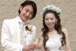乾杯する新郎新婦