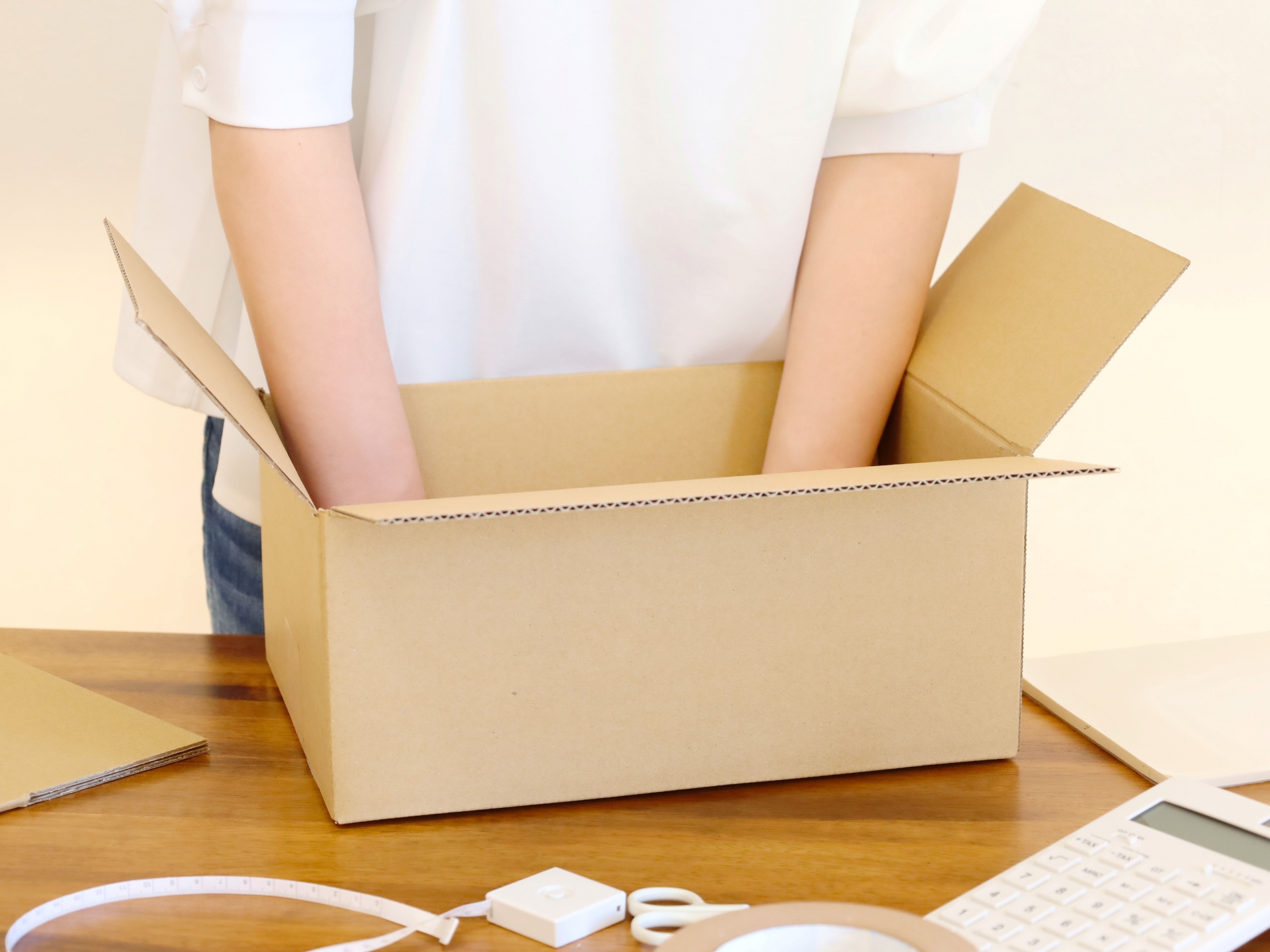 テーブルで商品を梱包する自然な作業風景