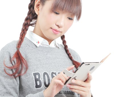 スマホを触る女性