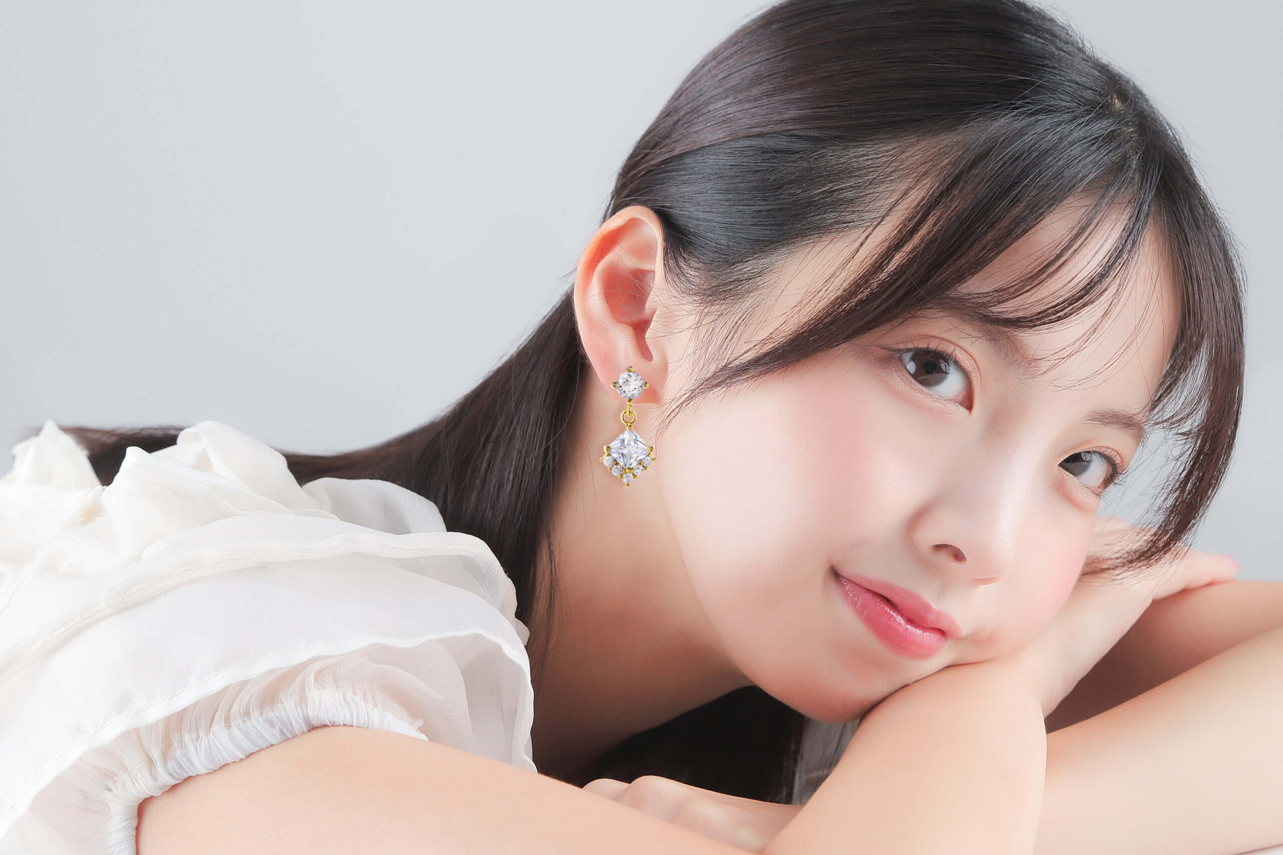 ピアスを付けた女性のイメージ