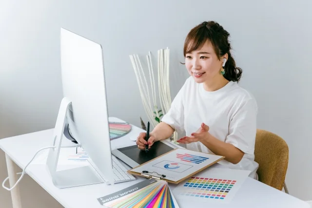 撮影、紙媒体、Web制作を一つのテーブルで進める外部制作チーム